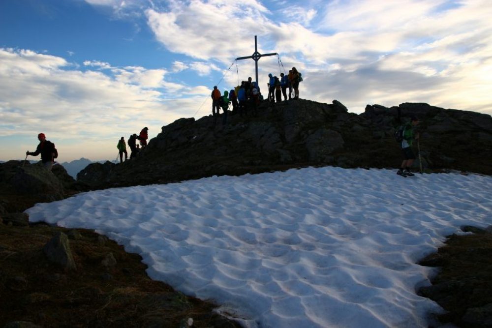 Ob am Gipfel oder später in der Hütte: Das gemeinsame Erlebnis steht beim 24-Stunden-Marsch im Vordergrund. Foto: Lukas Ruetz