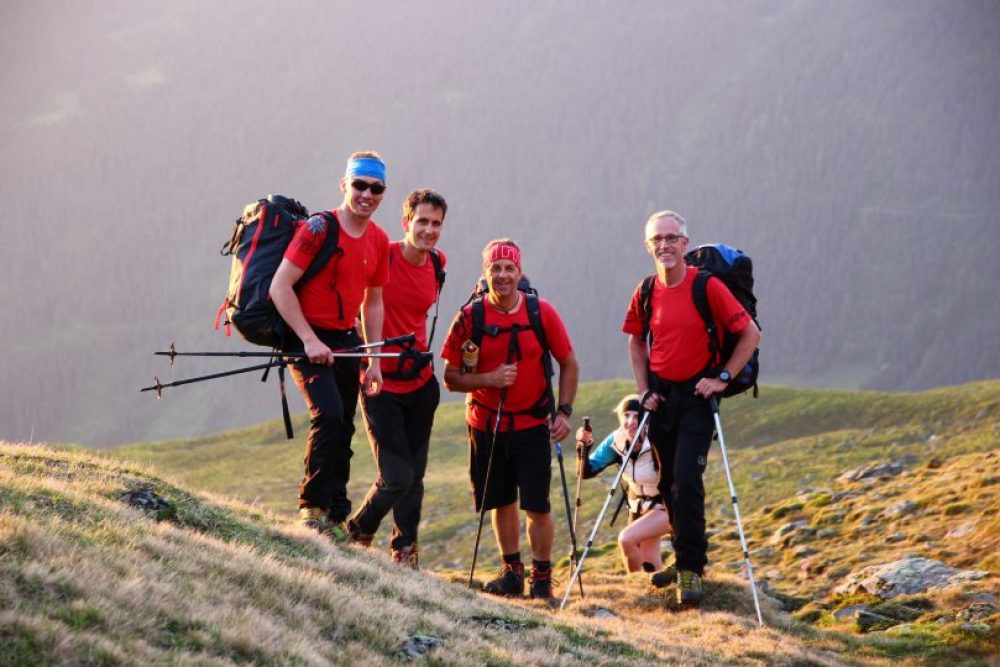 Ein Fall für Wiederholungstäter! Wer das Gemeinschaftsgefühl beim 24-Stunden-Marsch einmal miterlebt hat, kommt oft wieder. Foto: Lukas Ruetz