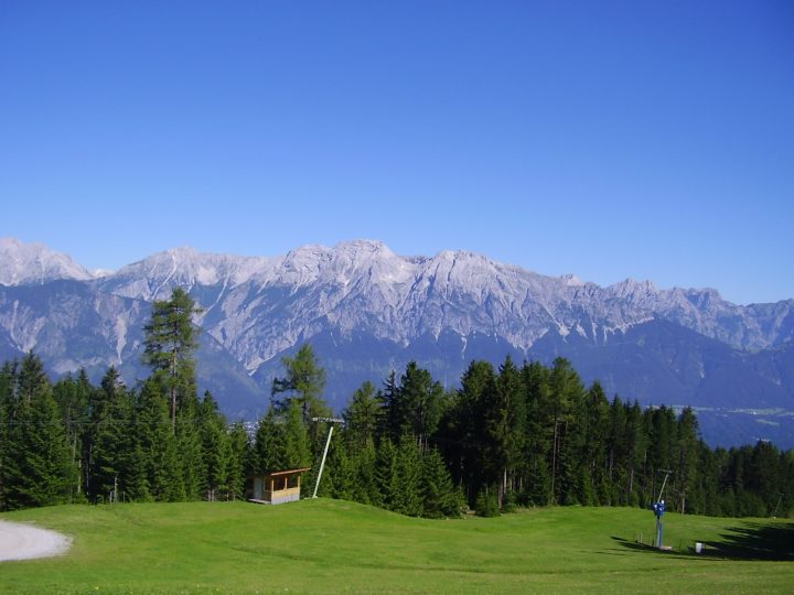 La vista sulla montagne, dopo il primo tratto di seggiovia per il sentiero dei Pini Cembri © Laura Manfredi