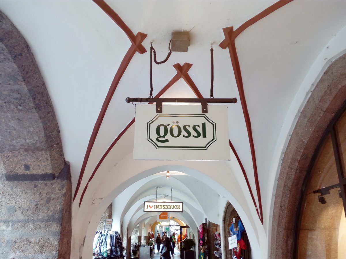 L'insegna di Gössl sotto i portici di Innsbruck ©Ilaria Assenza
