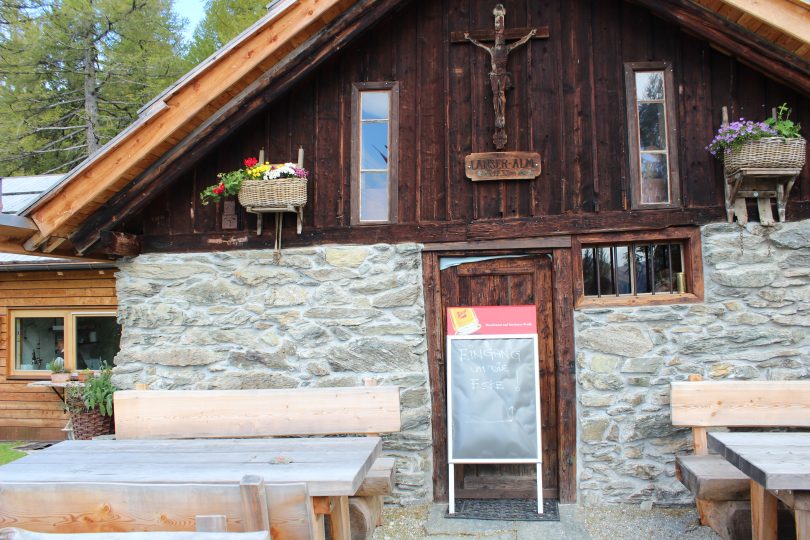 Die urige Lanser Alm wurde letztes Jahr wiedereröffnet...eine sehr authentische Alm, deren hauseigener "Zirbeler" definitiv die Lebensgeister weckt - ganz vital also. Foto: Kristina Erhard