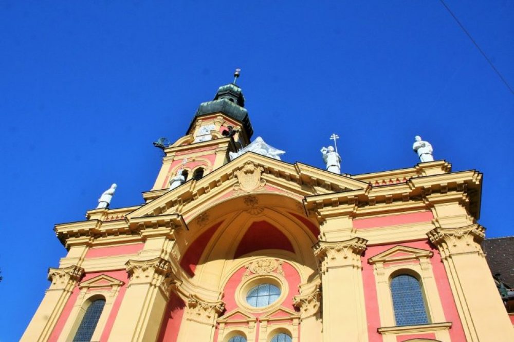 Hinter den altehrwürdigen Mauern des Stift Wilten - im Bild die beeindruckende Stiftskirche - entstehen mit die besten Schnäpse des Landes. Foto: Tamara Kainz