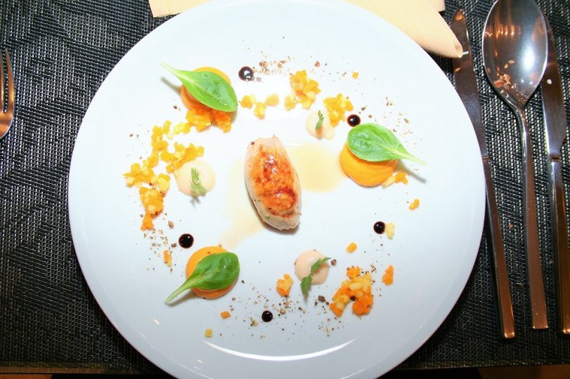 Die Wachtel-Crepinette an Apfel-Kürbis-Vogerlsalat bildet die erste Kostprobe des (wieder) eingeschlagenen Kurses der geradlinigen Haubenküche. Foto: Tamara Kainz