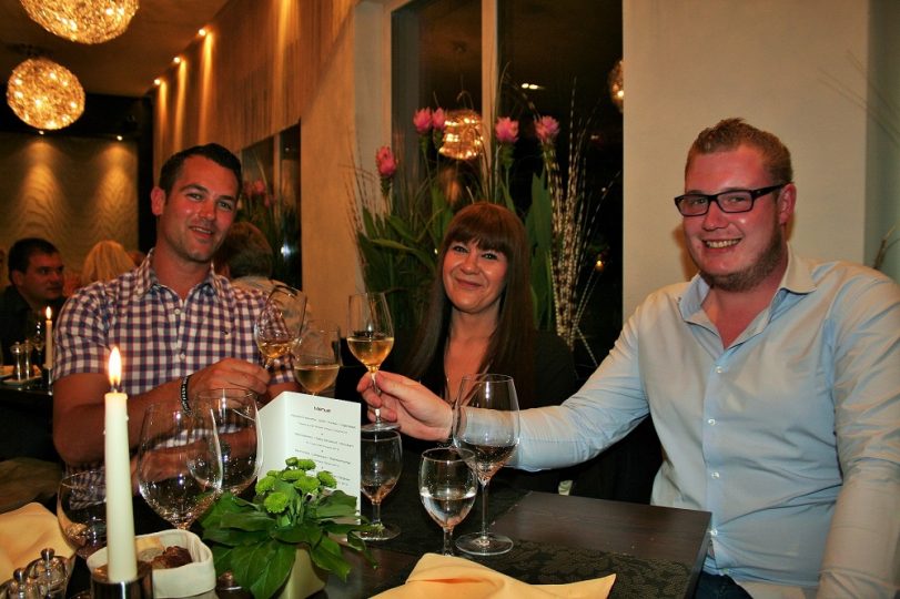 Essen, Getränke, Ambiente - alles einfach super! Pamela Peer (Mitte), Stefan Sonnweber (l.) und Florian Erhart (r.)kommen bestimmt wieder. Foto: Tamara Kainz