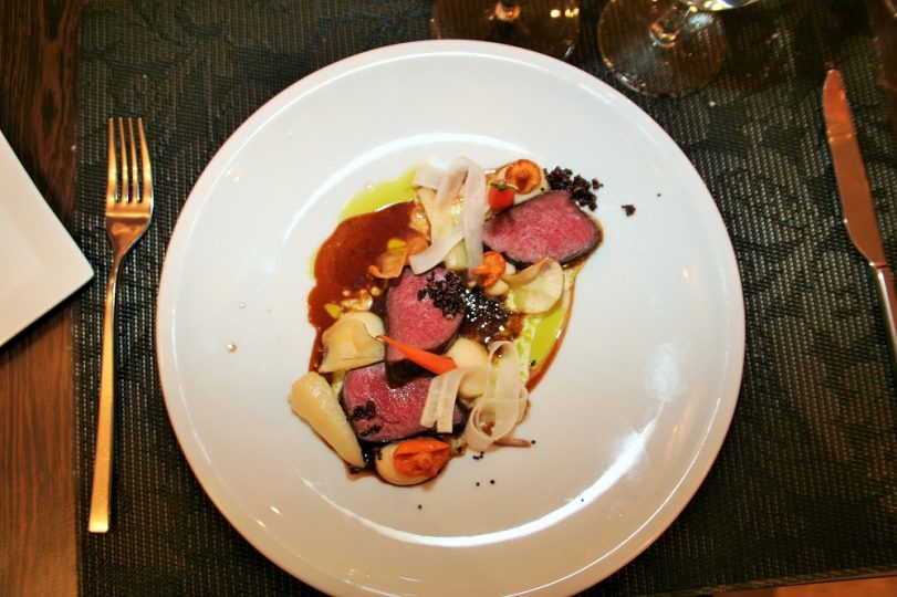 Pfiffig: Hirschrücken mit Wurzelgemüse und Quinoa. Foto: Tamara Kainz