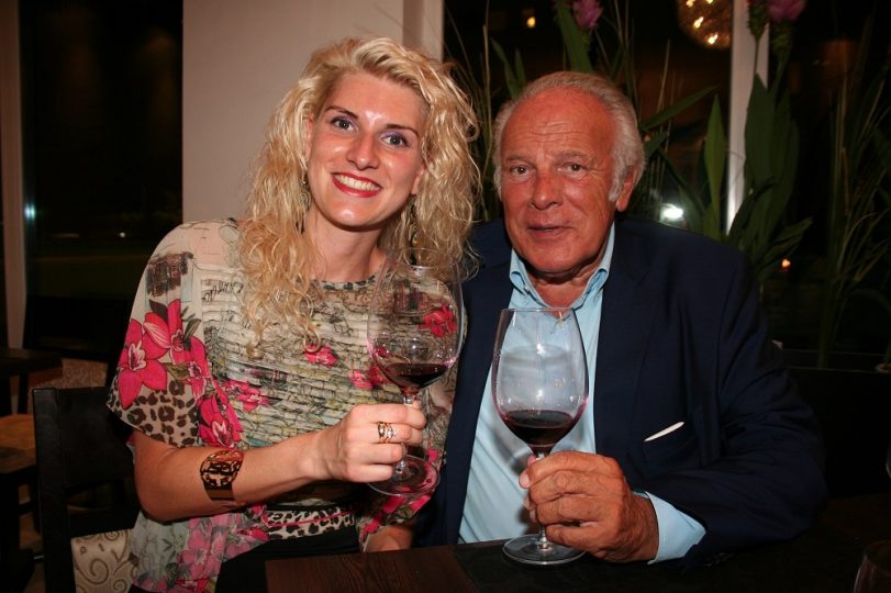 Zwei Stammgäste freuten sich ganz besonders mit den Jabingers: Miriam Köfler und Fritz Hakl haben die Kochprofis gerufen, um ihren Freunden zu helfen. Foto: Tamara Kainz