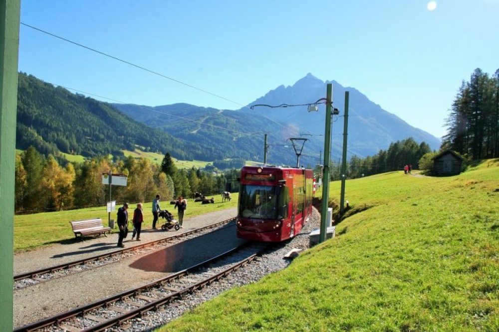 Anstelle der reizenden Bahnhofsgebäude, die sich sonst entlang der Strecke als Fotomotiv anbieten, trifft man bei den Haltestellen im Grünen nur auf ein paar Kühe und Schafe. Wenn überhaupt. Foto: Tamara Kainz