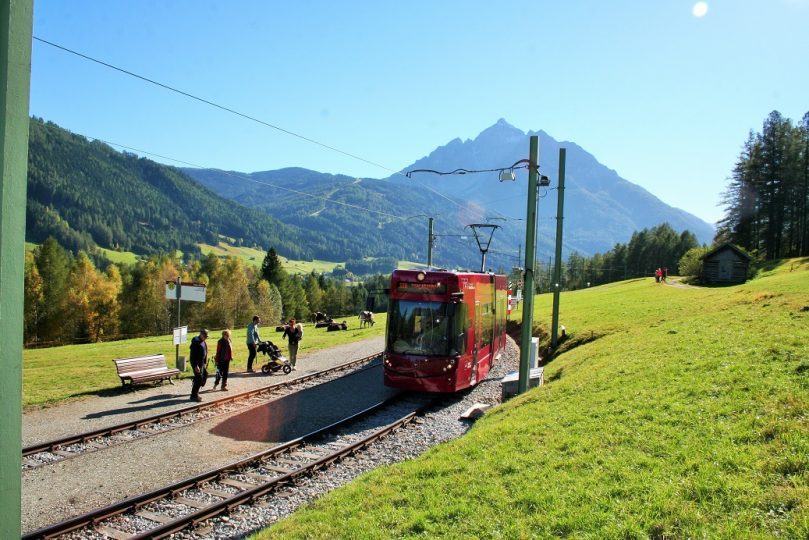 Anstelle der reizenden Bahnhofsgebäude, die sich sonst entlang der Strecke als Fotomotiv anbieten, trifft man bei den Haltestellen im Grünen nur auf ein paar Kühe und Schafe. Wenn überhaupt. Foto: Tamara Kainz