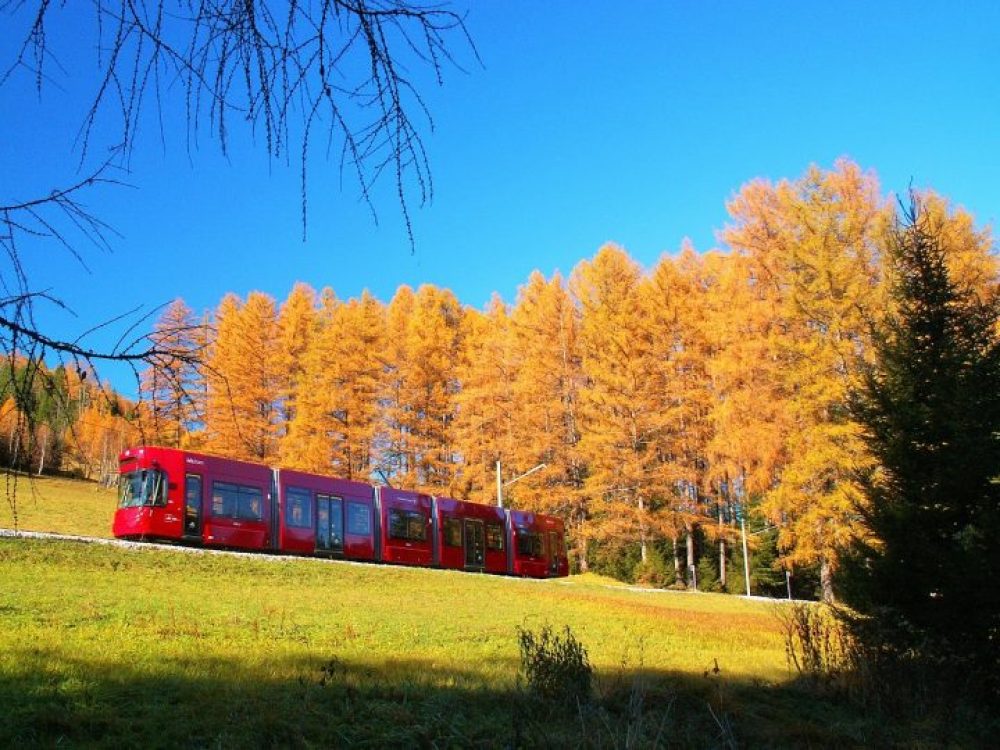 Offiziell eine Nebenbahn mit eingleisiger Streckenführung und Zugleitsystem, die im Stadtgebiet aber als Straßenbahn geführt wird - trotzdem sind nicht nur Eisenbahninteressierte begeistert. Foto: IVB