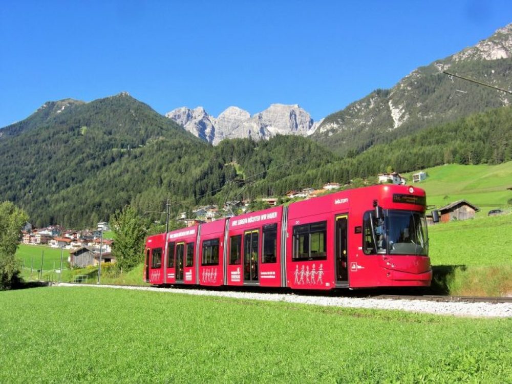 Mit einer Geschwindigkeit von rund 40 km/h beträgt die Fahrtzeit bis zur Endstation eine Stunde. Ent- statt Beschleunigung! Foto: IVB