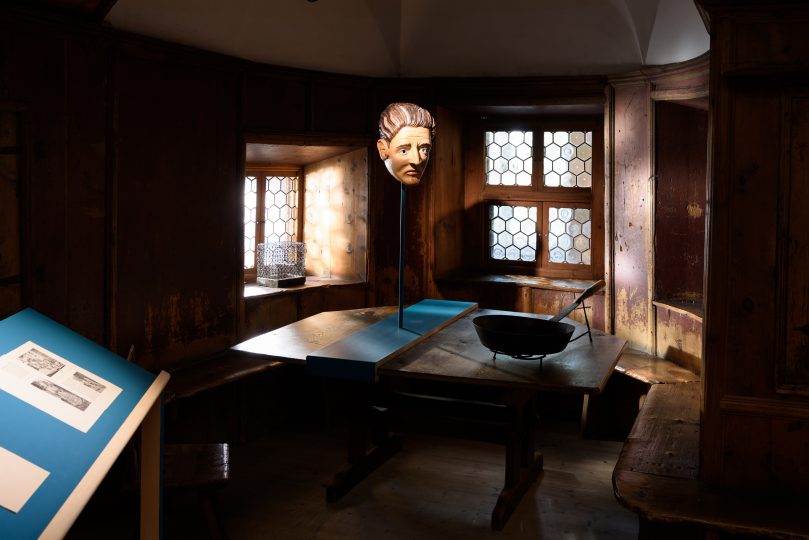 Machera-ritratto in legno di Arthur Scheler intagliata da Walter Maffei per il progetto artistico 'Die unbequeme Wissenschaft' di Gareth Kennedy, in mostra al Volkskunstmuseum di Innsbruck © Wolfgang Lackner