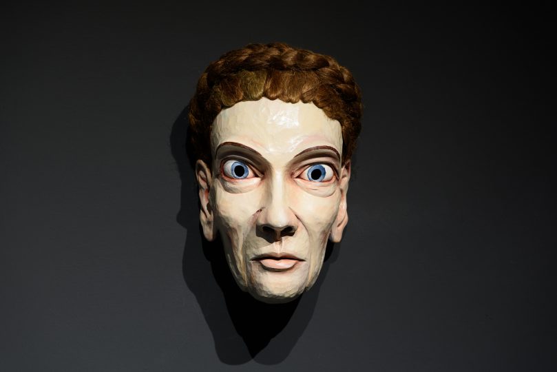 Machera-ritratto in legno di Gertrud Pesendorfer intagliata da Martin Egger per il progetto artistico 'Die unbequeme Wissenschaft' di Gareth Kennedy, in mostra al Volkskunstmuseum di Innsbruck © Wolfgang Lackner