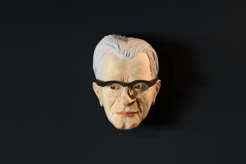 Maschera-ritratto in legno di Josef Ringler intagliata da Florian Siegl per il progetto artistico 'Die unbequeme Wissenschaft' di Gareth Kennedy, in mostra al Volkskunstmuseum di Innsbruck © Wolfgang Lackner