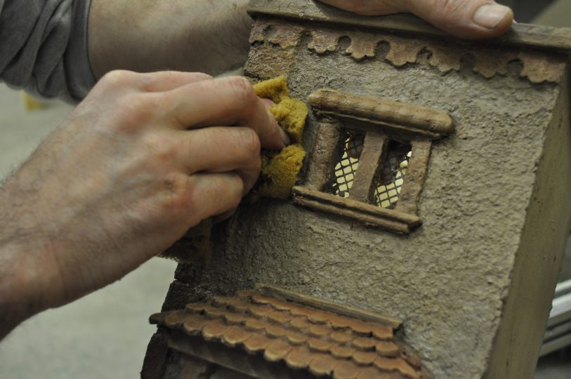 Um eine Krippe zu bauen, braucht es Freude am Handwerklichen und Geduld. Foto: Tyrolia/Susanne Gurschler