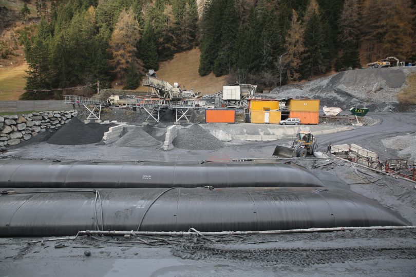 Entlang des 10 Kilometer langen Panoramawegs werden die Dimensionen der größten Deponie des Brenner Basistunnels allgegenwärtig. Foto: Kristina Erhard