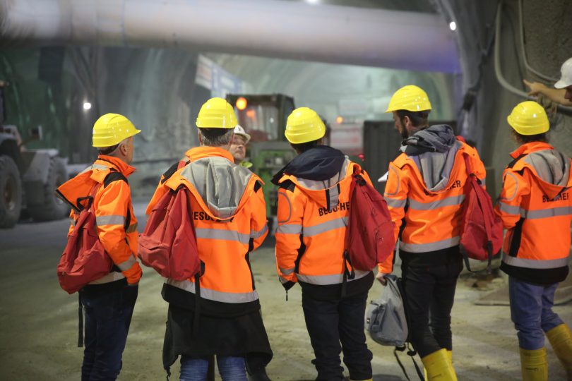 Bevor die Gruppe in den Tunnel darf, werden die Sicherheitsvorkehrungen erklärt inkl. Schutzkleidung. Foto: Kristina Erhard