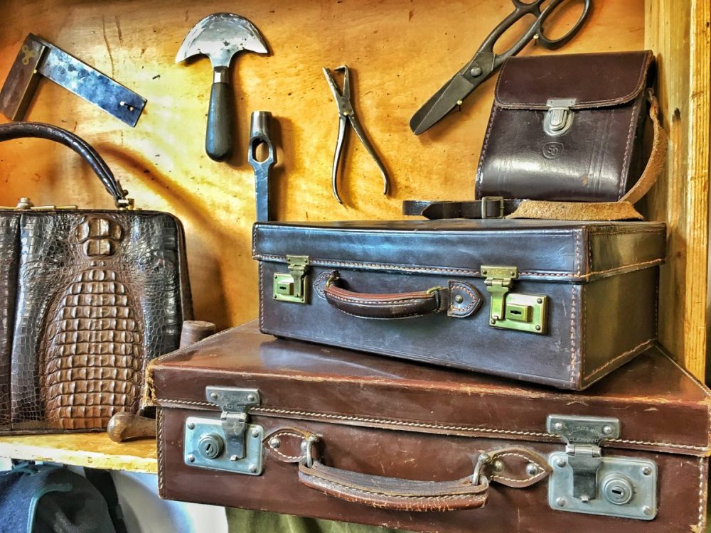 auch das Leder-Handwerk hatte goldenen Boden Der Stoff aus dem die Träume sind: echte Lederkoffer aus dem Hause Schmarda. Leider Ausstellungsstücke.