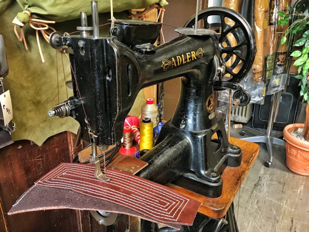 Eine Nähmaschine mit der Leder genäht werden kann. Eine der vielen Nähmaschinen im Atelier Schmarda.