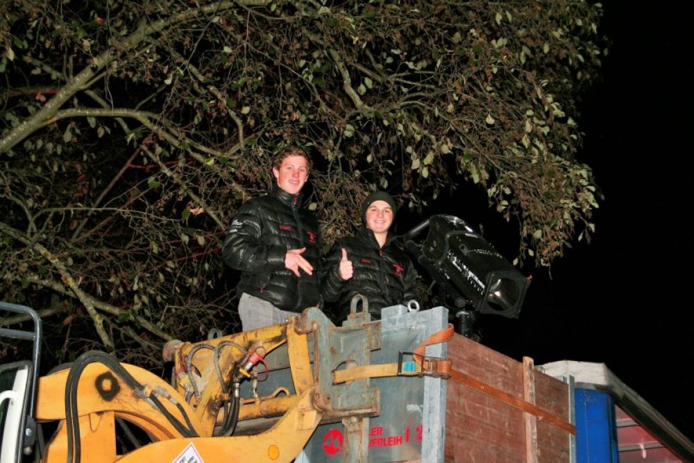 Scheinwerfer am Kran rückten das Geschehen ins rechte Licht. 