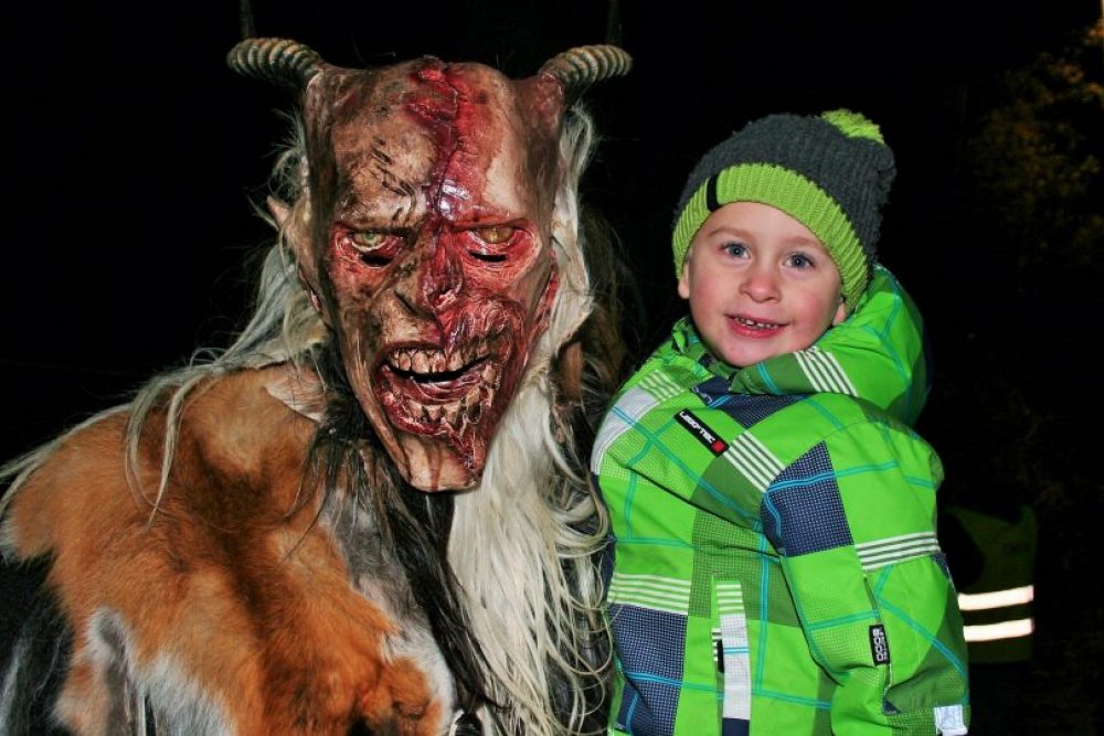 Keine Spur von Furcht bei Klein-Fabio. Aug in Aug mit dem Krampus zu sein macht ihm sichtlich Spaß. 
