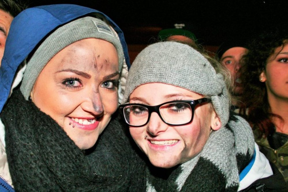 Einen Krampus geküsst oder so ähnlich haben Jaqueline und Stefanie. 