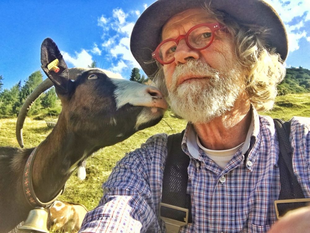 Goass Espresso mit besticktem Glockenriemen Meine Lieblingsgoass Espresso bedankte sich übreschwänglich für den von Schmarda gefertigten Glockenriemen. Brave Goass!