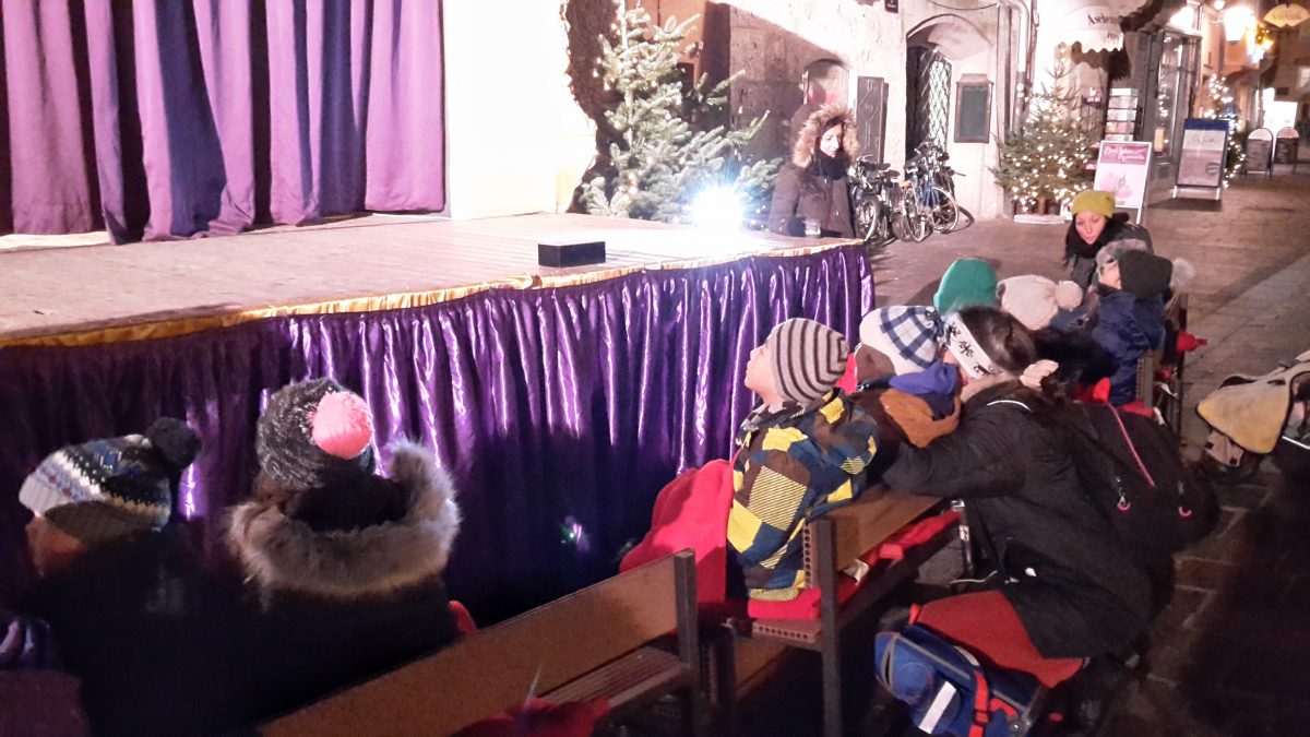 Theateraufführung in der Kiebachgasse - Märchengasse auf dem Christkindlmarkt Innsbruck