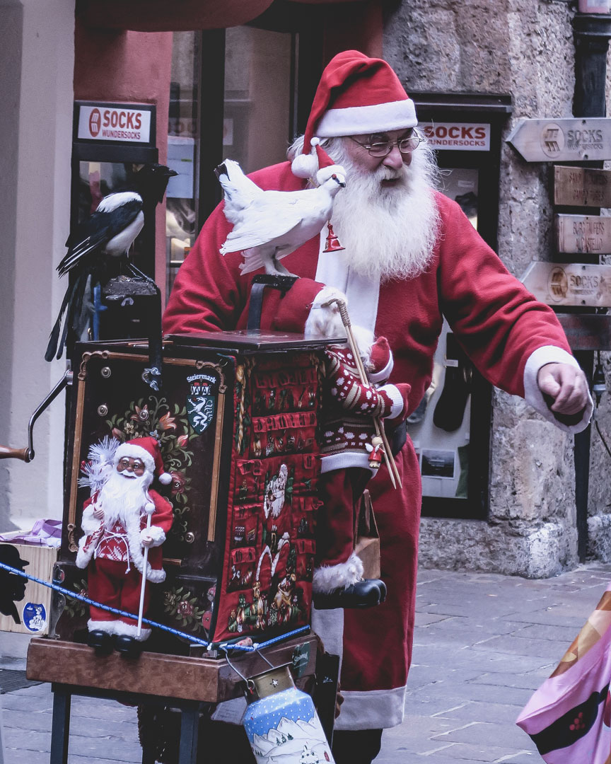 Santa Clause is coming to town // Foto: Paul Pastourmatzis ©