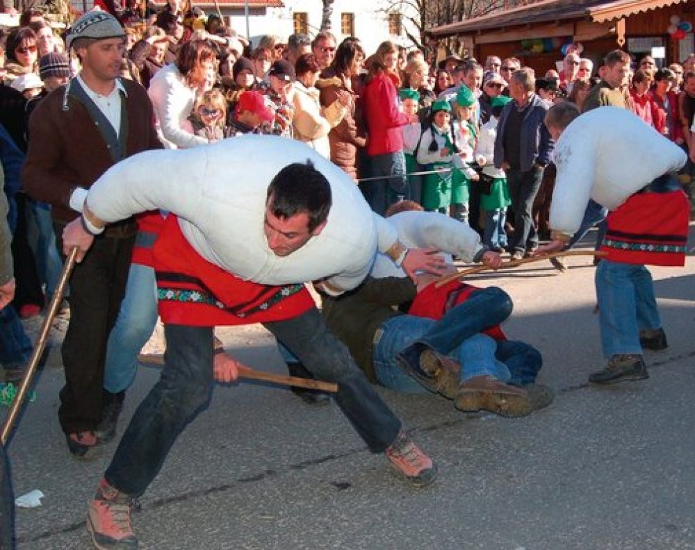 Die Axamer Wampeler sind immaterielles Kulturerbe unserer Region Die Wampeler bei ihrem Versuch, ihr Gleichgewicht zu halten.