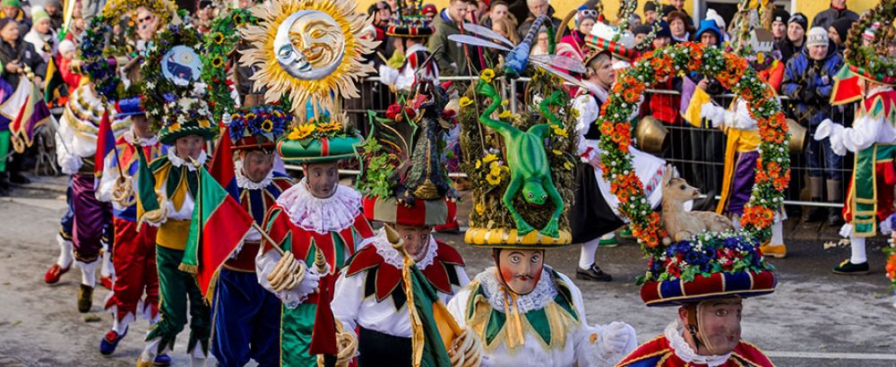 Alle 5 Jahre findet in Telfs das einzigartige Schleicherlaufen statt. Das nächste Mal im Jahre 2020. Bild: Marktgemeinde Telfs.