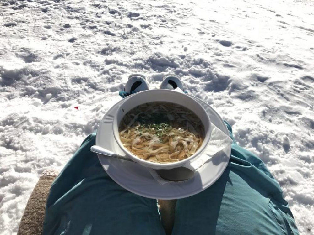 Frittatensuppe auf der Kaiser-Max-Hütte im Liegestuhl. Foto: Lea Hajner