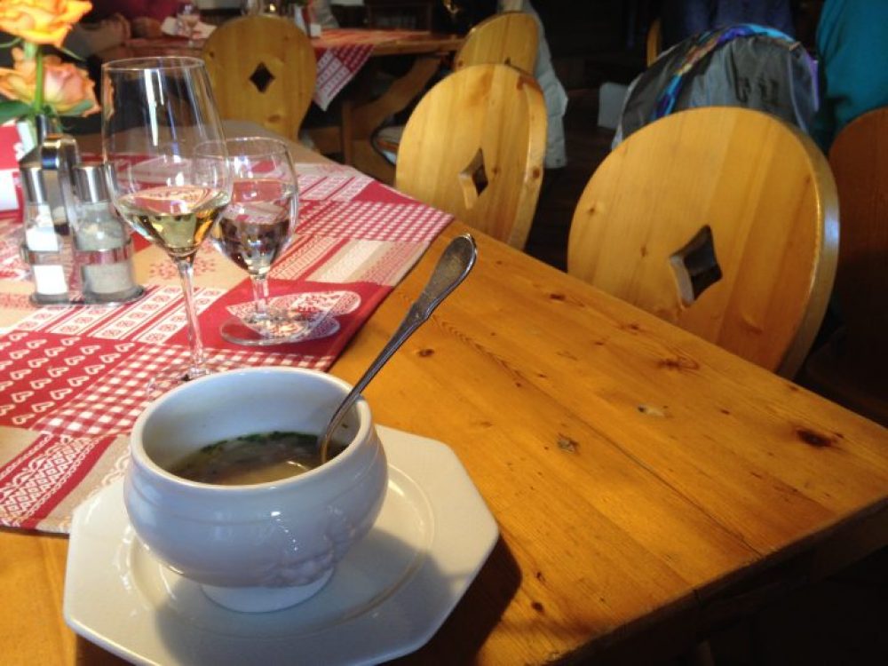 Una buona zuppa d'orzo al ristorante Moosalm al Sonnenplateau di Mieming. Foto © Laura Manfredi