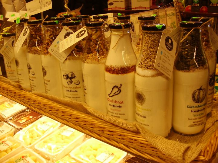 Un 'pane' in bottiglia al mercato coperto di Innsbruck - Foto Laura Manfredi