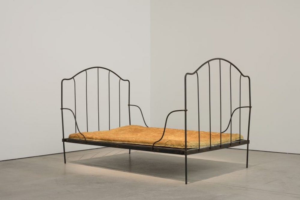 L'opera 'Bread Bed' in mostra a Jana Sterbak. Life-Size, Galerie im Taxispalais, Innsbruck. Collezione Enea Righi © Jana Sterbak Foto: Gregor Sailer