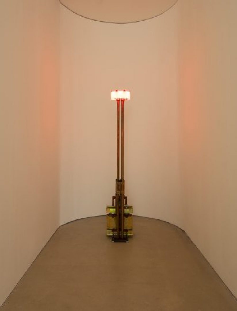 L'opera 'Hot Crown' in mostra a Jana Sterbak. Life-Size, Galerie im Taxispalais, Innsbruck. Courtesy l'artista © Jana Sterbak Foto: Gregor Sailer