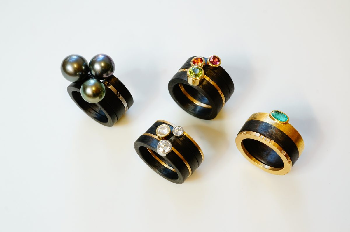 Anelli di carbonio, oro, argento e pietre preziose da comporre a piacimento della gioielleria Kölblinger, Photo Courtesy Goldschmiede Kölblinger