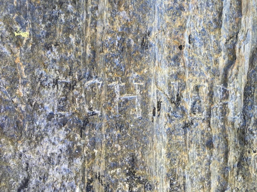 Bschriebener Stein Viggartal