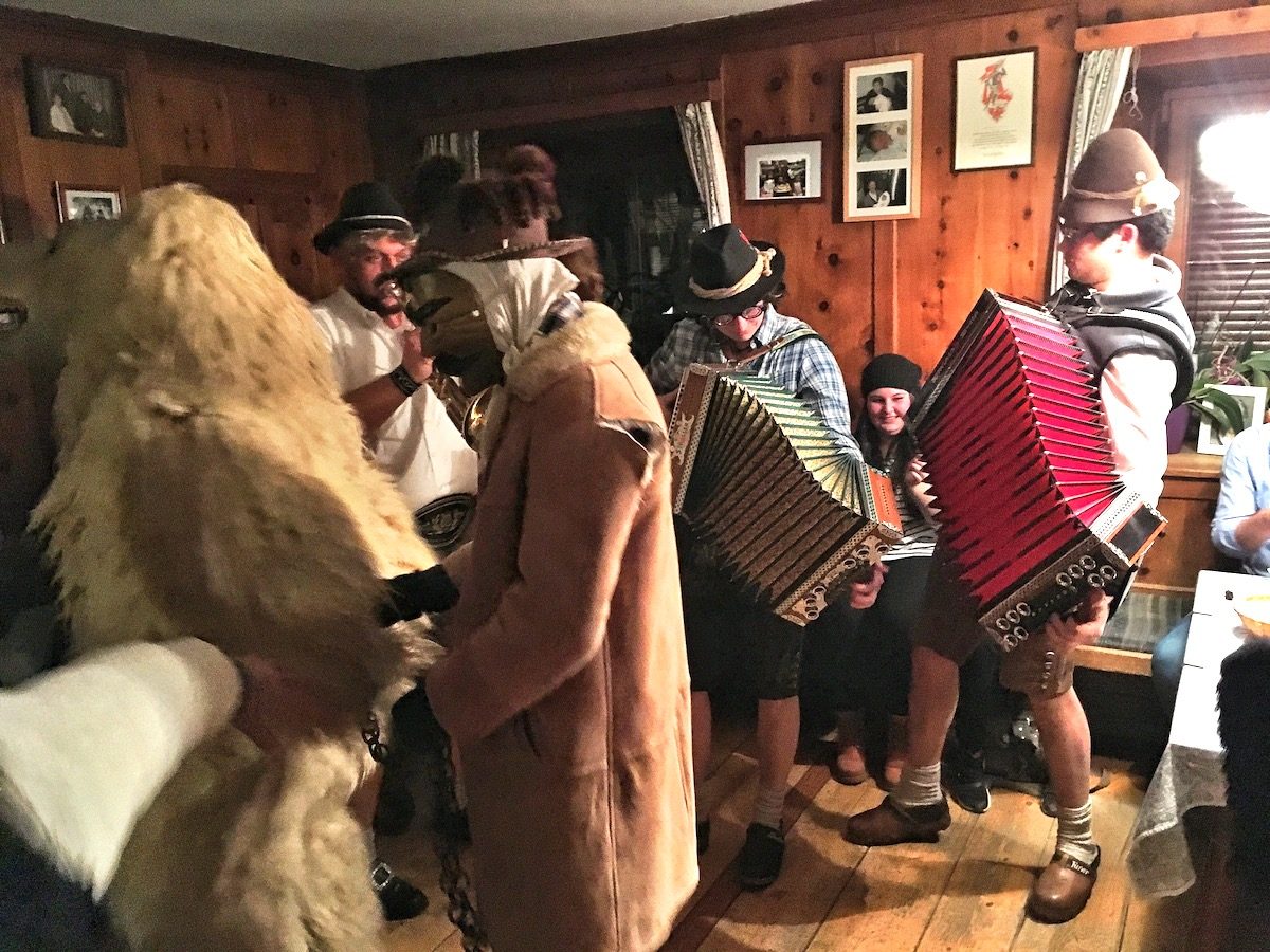 Eine Bande tanzt auf in einer Stube in Axams