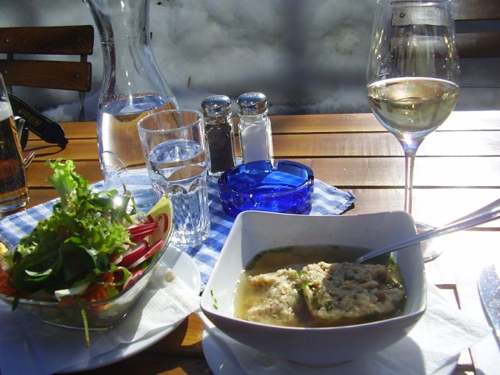 Canederli in brodo sulla terrazza al sole del Landgasthaus Ropferstub'm, Foto © Laura Manfredi