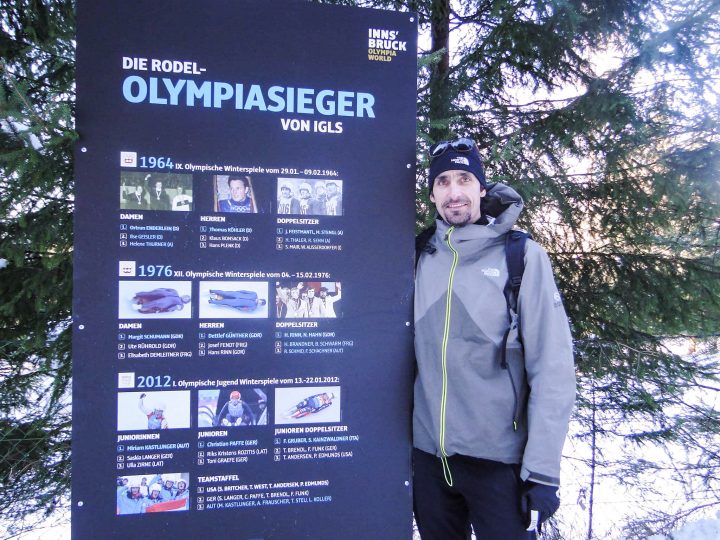 Rennrodeln: Mann vor Hinweistafel