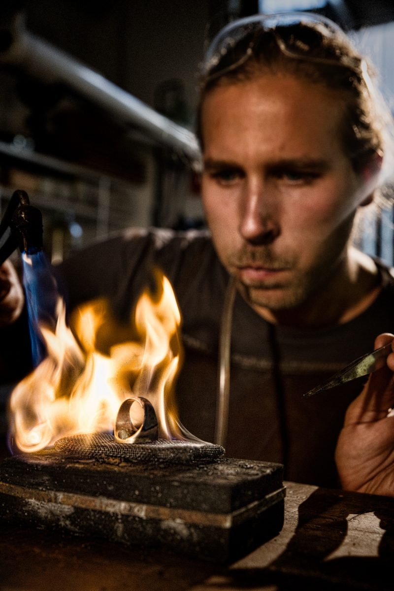 L'orafo Lukas Kölblinger al lavoro nel laboratorio di famiglia, Photo © Goldschmiede Kölblinger