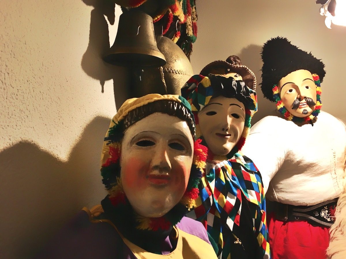 Fasnachtfiguren in Axams: Bujazzl und Wampeler