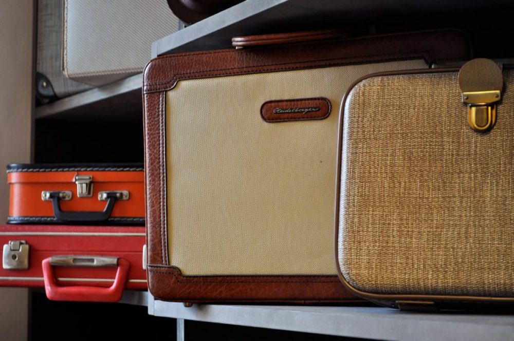 Vintage-Koffer in unterschiedlichen Größen und Formen warten auf Bearbeitung.