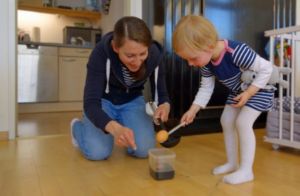 Colouring eggs in Innsbruck for Easter, Easter with kids