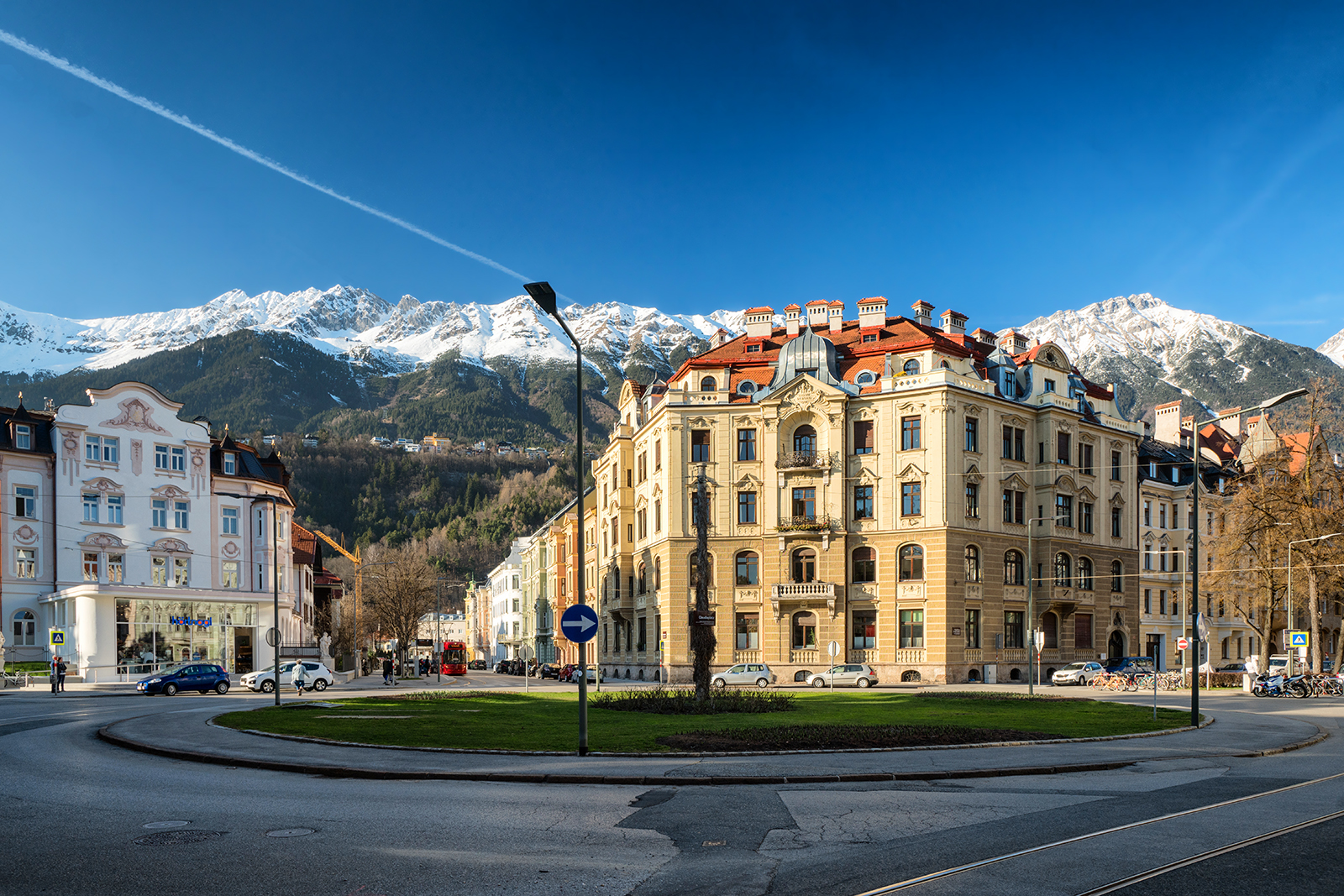 Der Innsbrucker Saggen mit der noch winterlichen Nordkette 