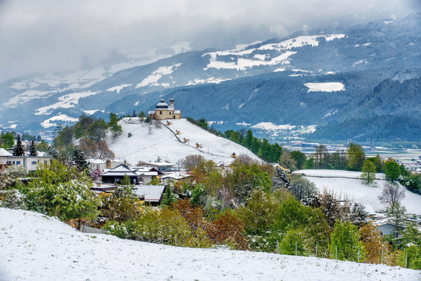 Grüne Landschaft mit Schnee - Arzler Kalvarienberg