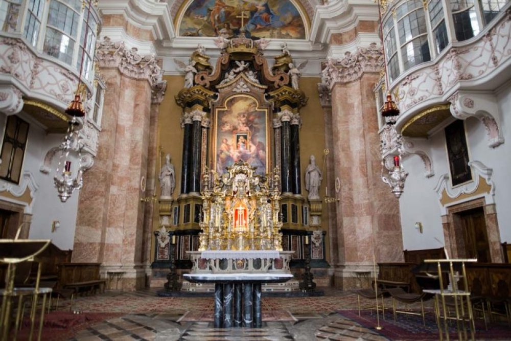 Der Dom zu St Jakob in Innsbruck mit Osterkulisse