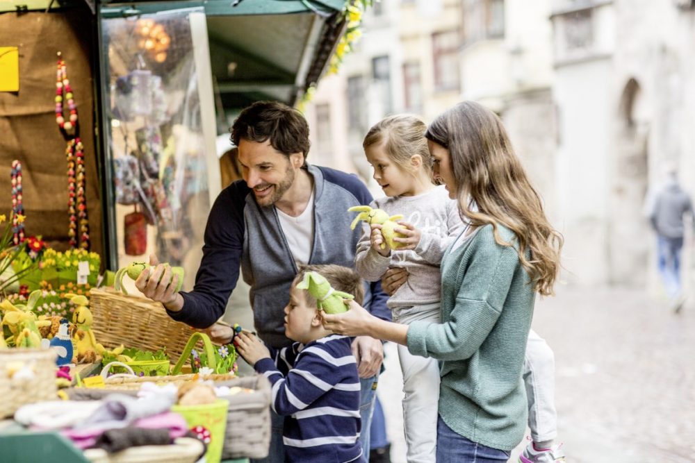 Familie shoppt gemütlich am Innsbrucker Ostermarkt