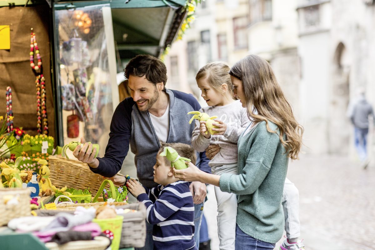 Familie shoppt gemütlich am Innsbrucker Ostermarkt