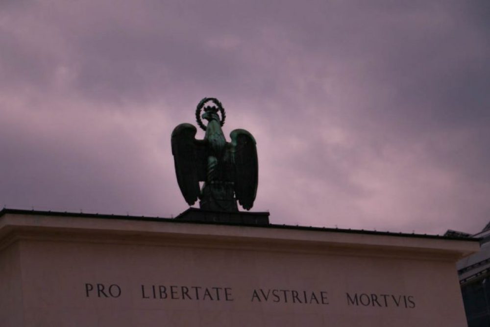 Der Schriftzug des Denkmals auf dem Landhausplatz